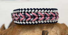 Afbeelding in Gallery-weergave laden, Handgemaakt - Halsband Midnight Blue with a Sparkle of Pink